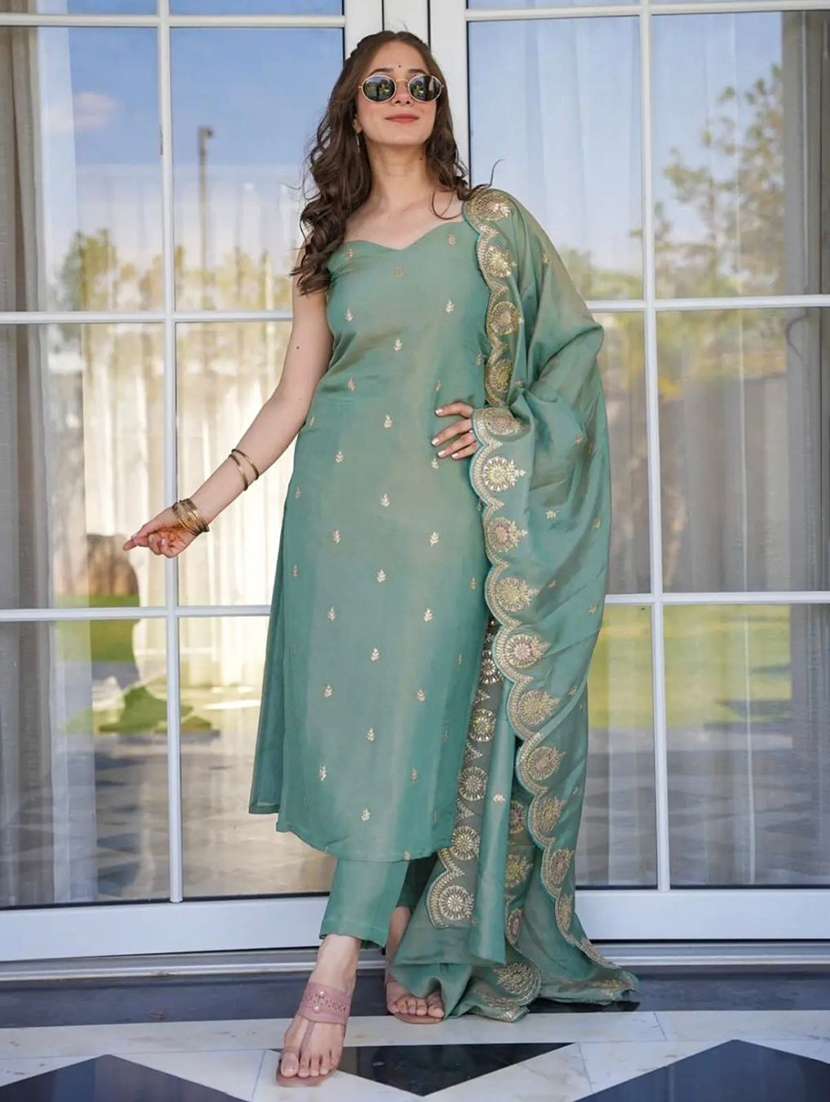 women embroidered sleeveless kurta pant set with dupatta - 22543496 -  Standard Image - 4