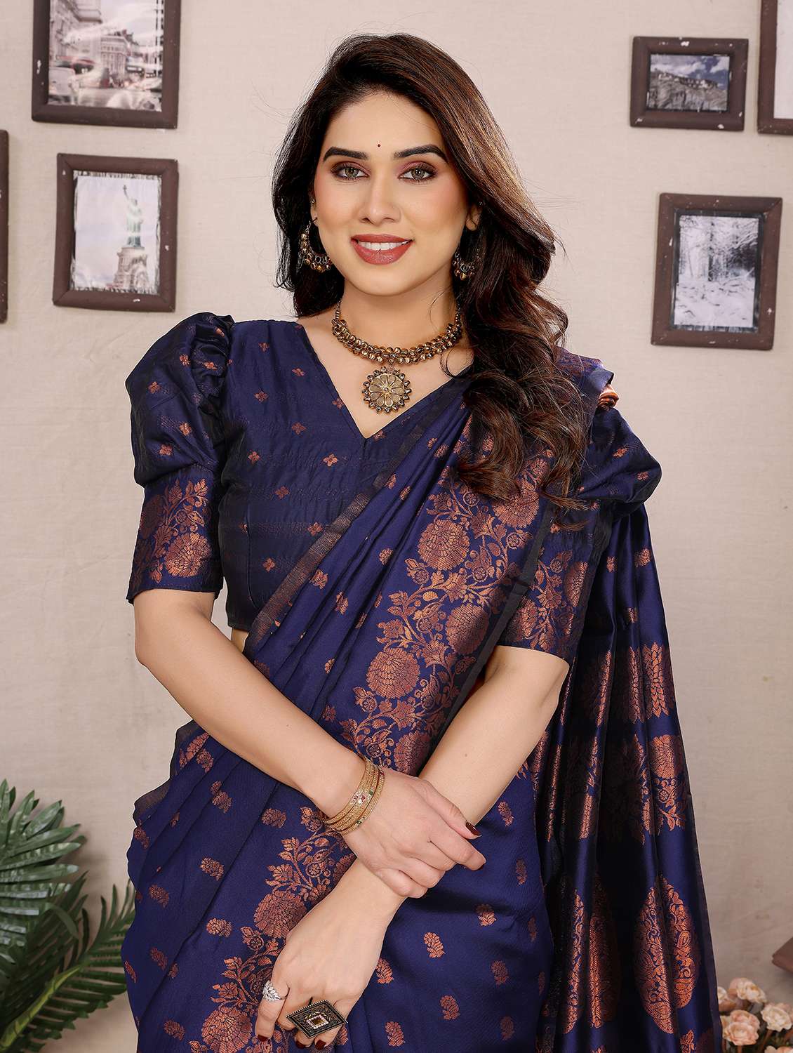 Women Self Design Banarasi Saree With Blouse - 22543856 -  Standard Image - 1