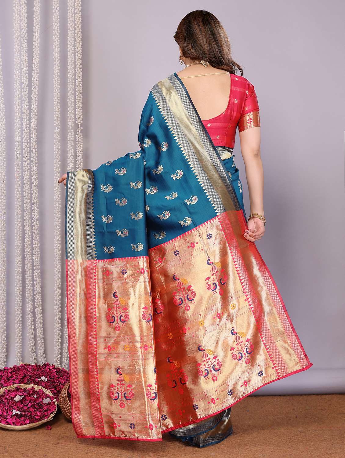 Women Self Design Banarasi Saree With Blouse - 22543872 -  Standard Image - 4