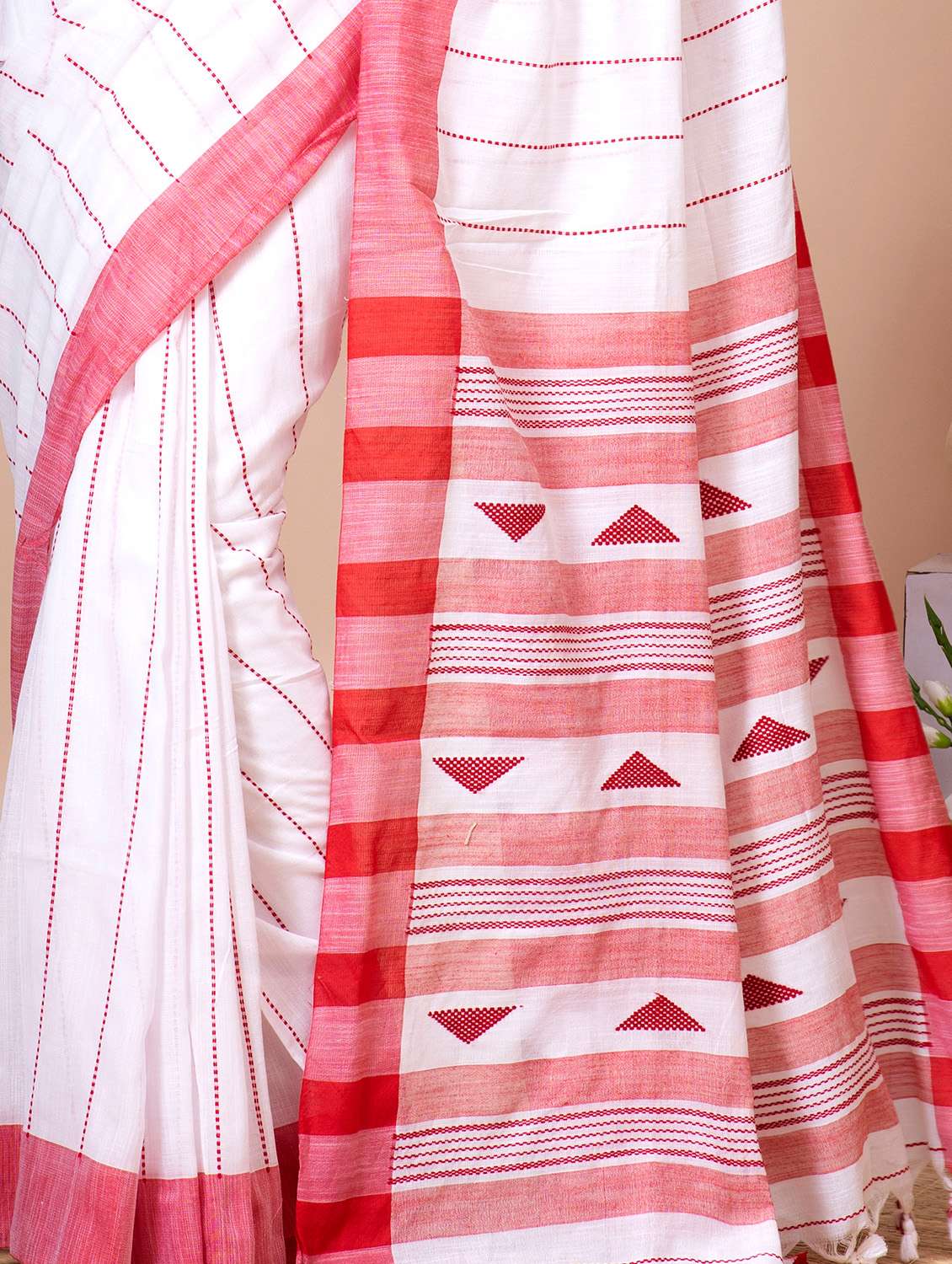 women self design handloom saree with blouse - 22543927 -  Standard Image - 1