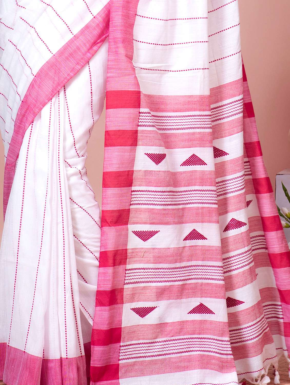 women self design handloom saree with blouse - 22543930 -  Standard Image - 1