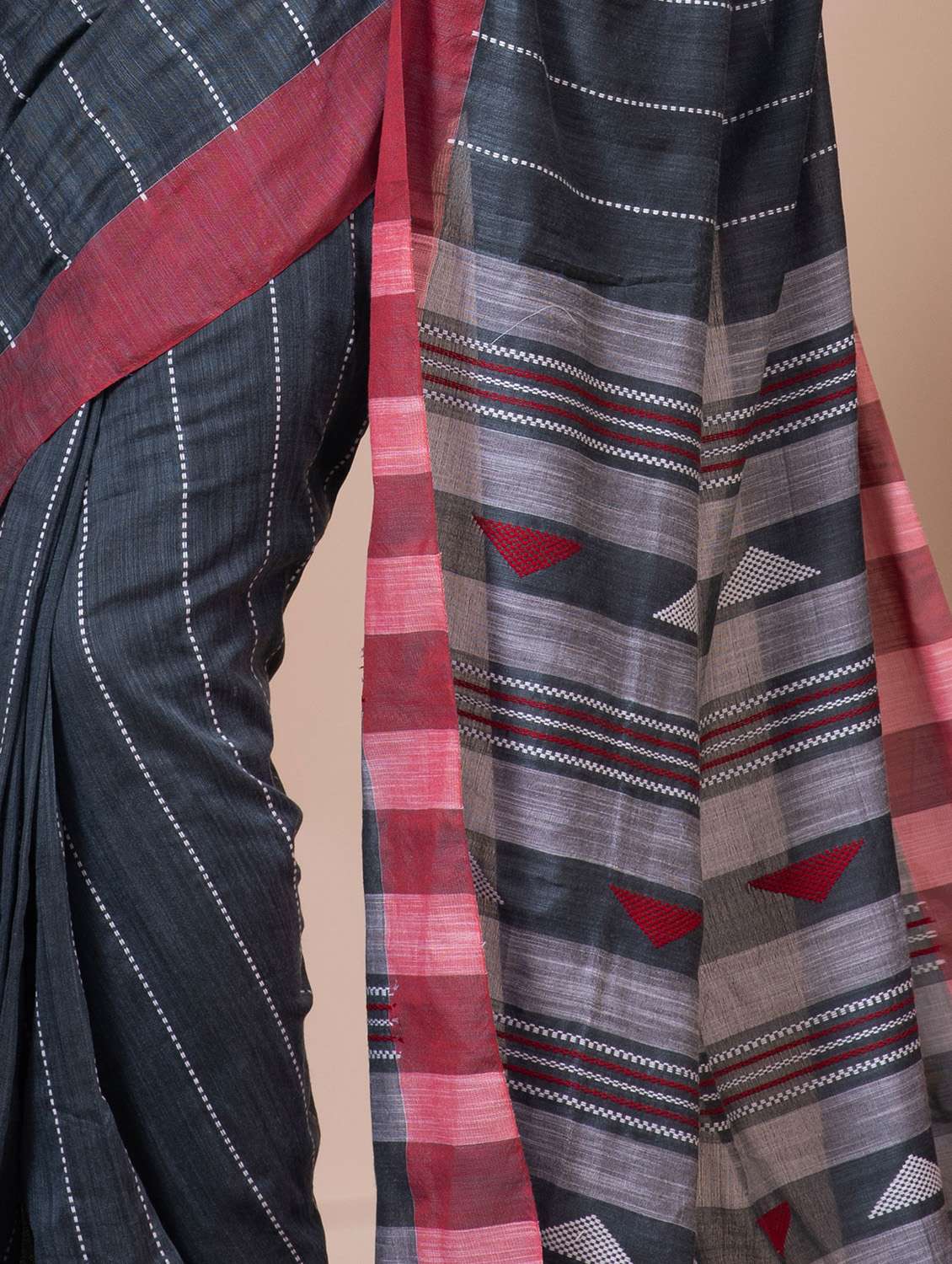 women self design handloom saree with blouse - 22543931 -  Standard Image - 1