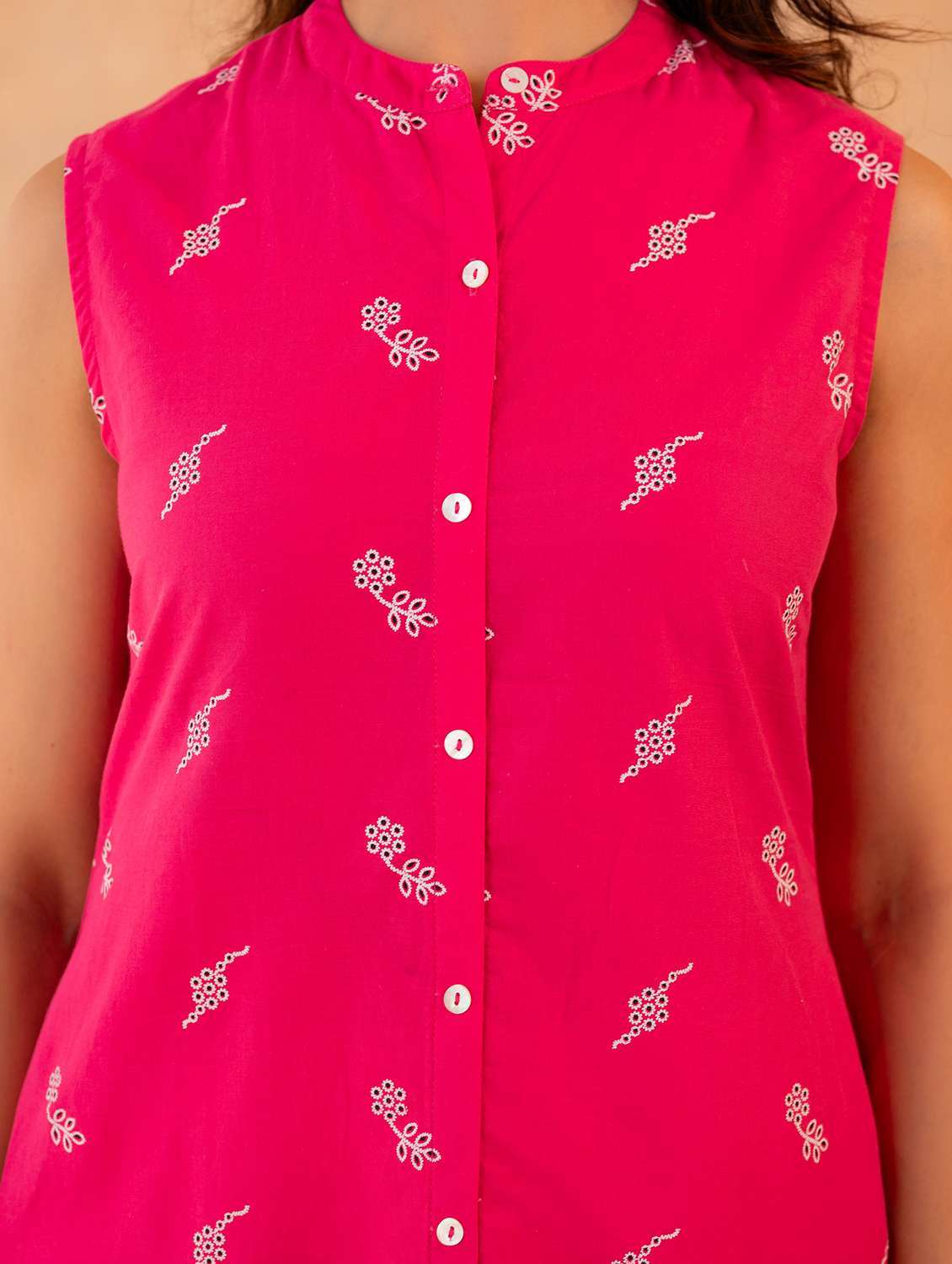 women embroidered sleeveless straight kurta - 22550266 -  Standard Image - 4