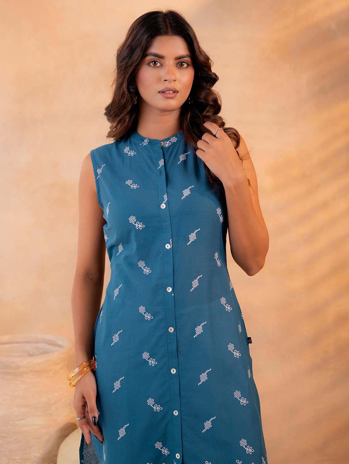 women embroidered sleeveless straight kurta - 22550267 -  Standard Image - 1