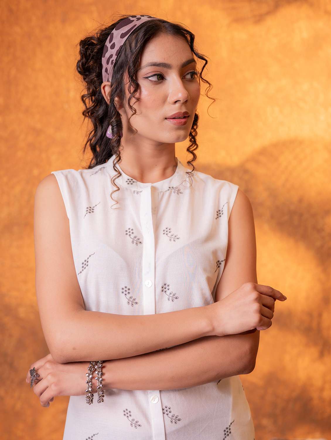 women embroidered sleeveless straight kurta - 22550268 -  Standard Image - 1