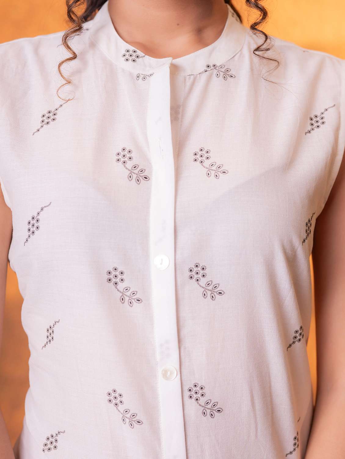 women embroidered sleeveless straight kurta - 22550268 -  Standard Image - 4
