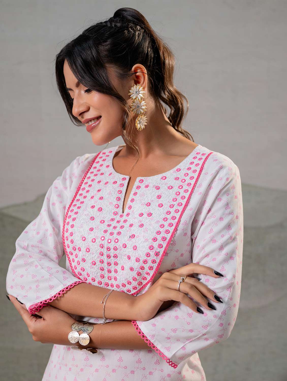 Women Printed Three Quarter Sleeves Straight Kurta - 22550276 -  Standard Image - 1