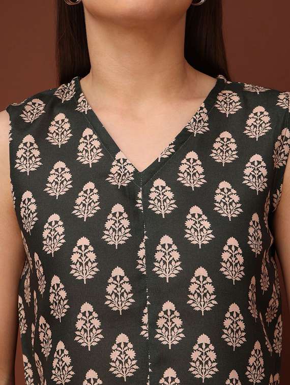 green cotton blend crop top - 22553640 -  Standard Image - 1