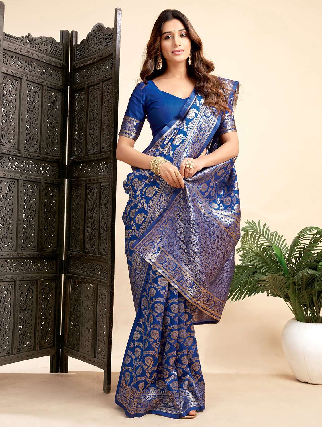 women self design banarasi sareewomen self design banarasi saree with blouse - 22554541 -  Standard Image - 4