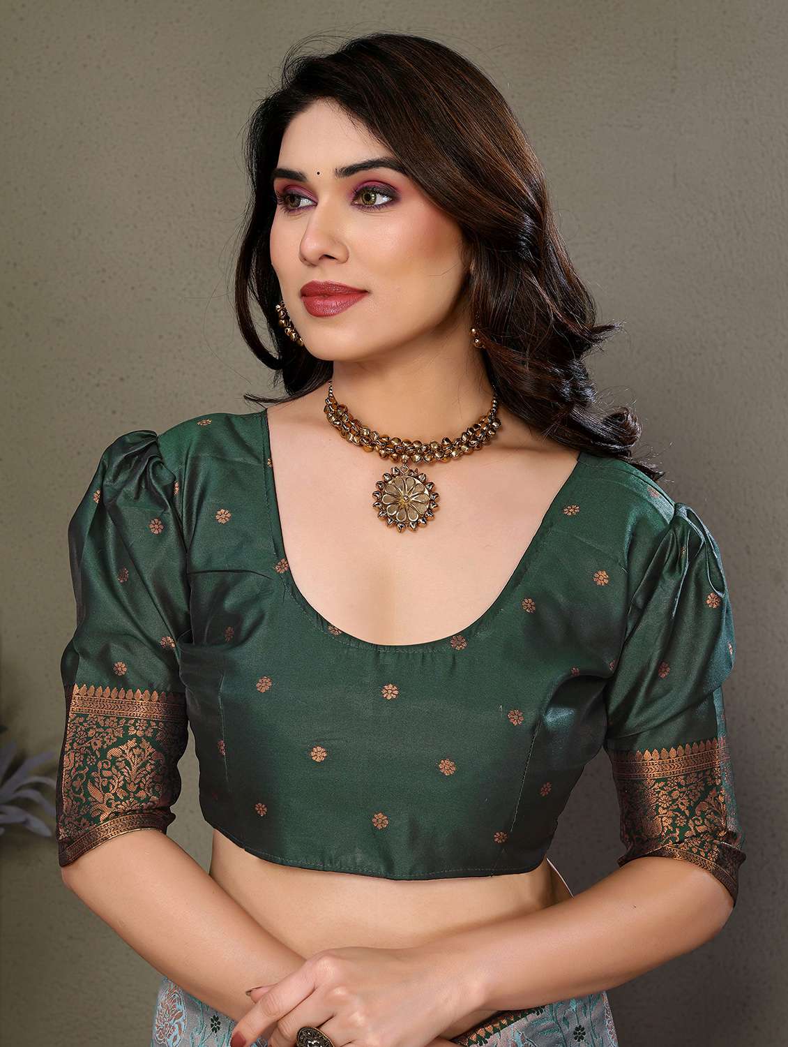 women self design banarasi saree with blouse - 22554601 -  Standard Image - 4