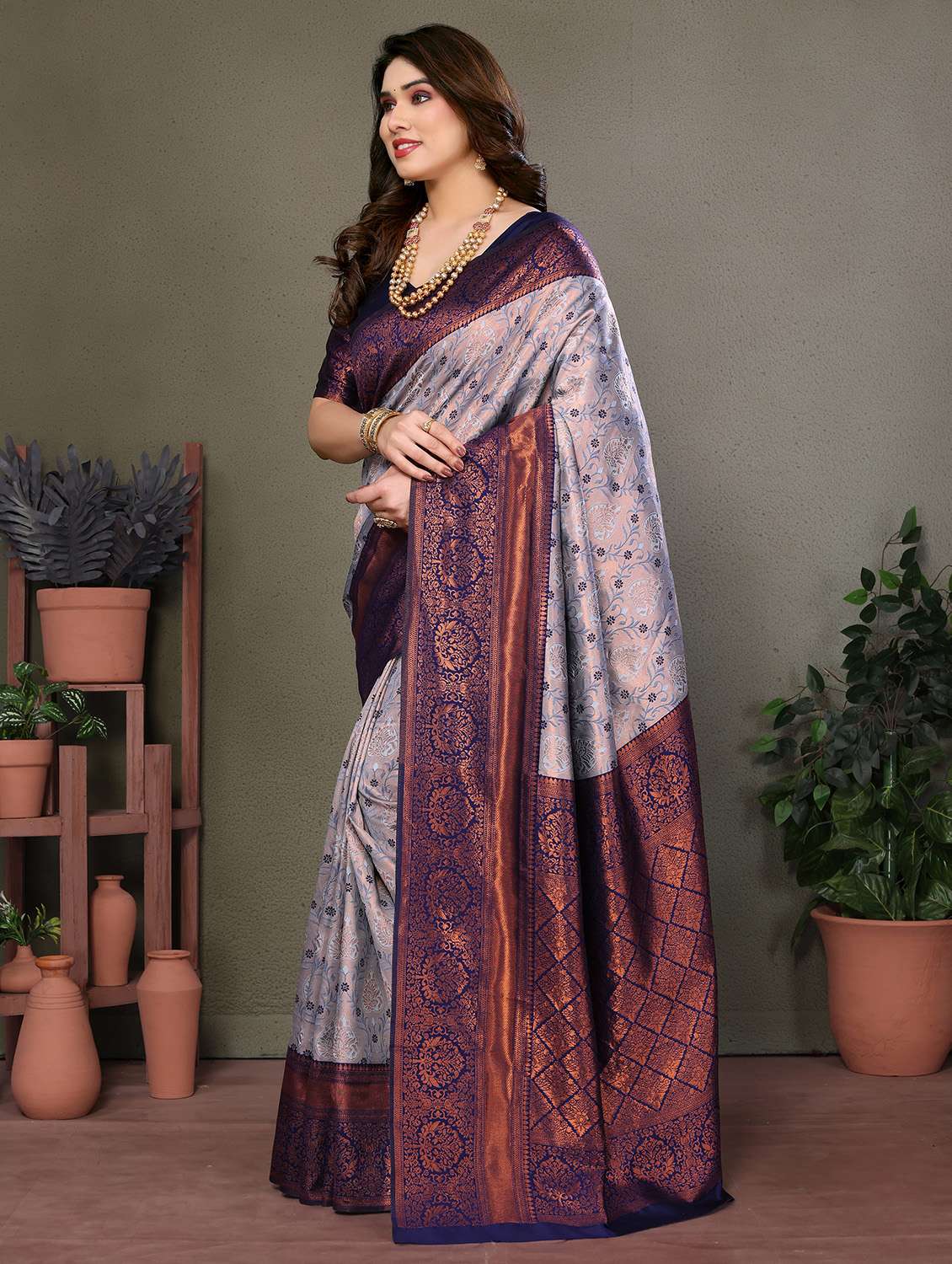 women self design banarasi saree with blouse - 22554603 -  Standard Image - 1