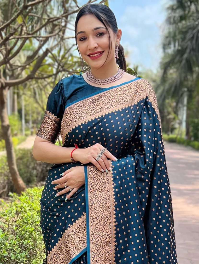 women self design banarasi saree with blouse - 22554664 -  Standard Image - 1