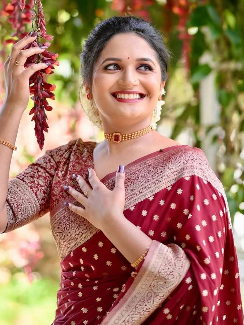 women self design banarasi saree with blouse - 22554666 -  Standard Image - 1