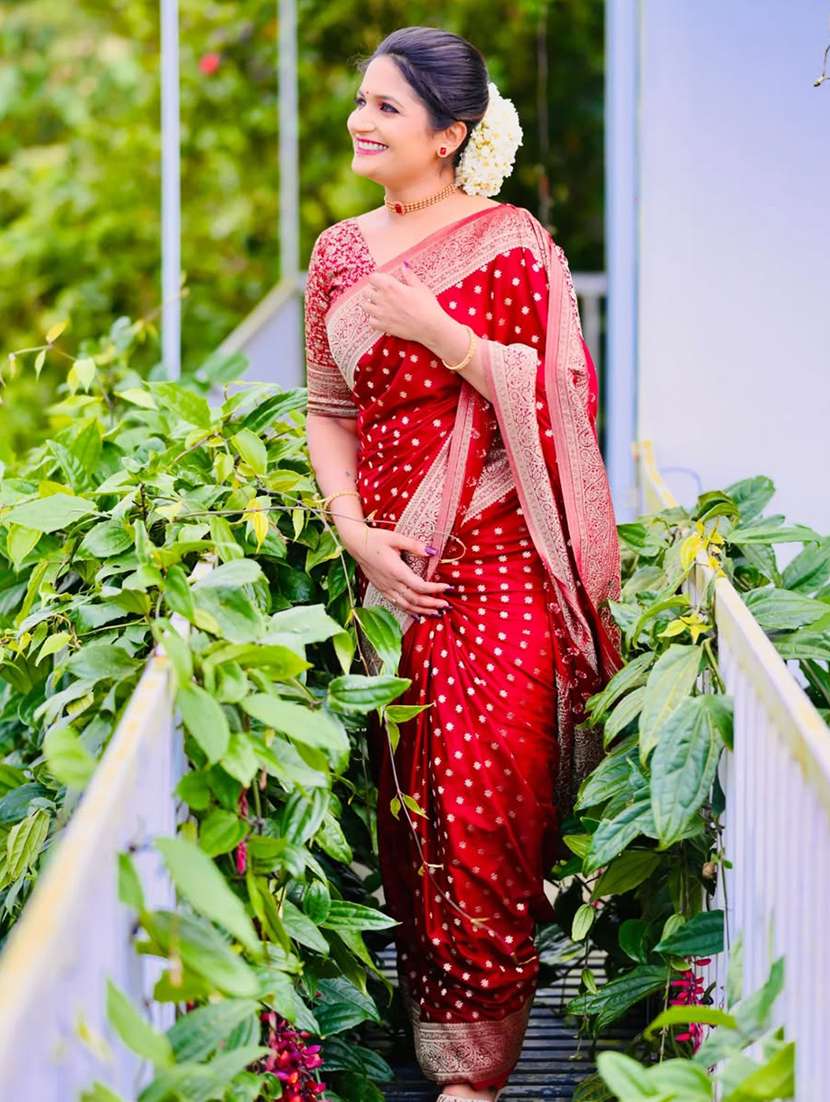 women self design banarasi saree with blouse - 22554666 -  Standard Image - 4