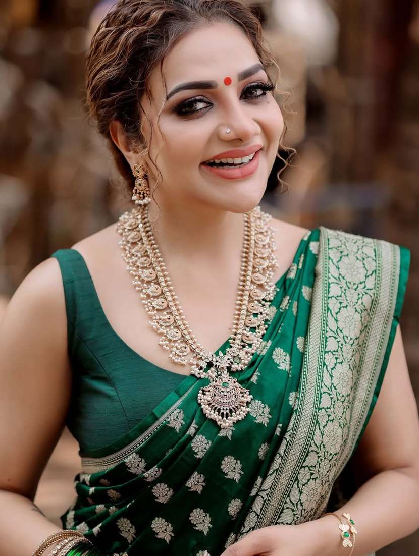 women self design banarasi saree with blouse - 22554668 -  Standard Image - 1