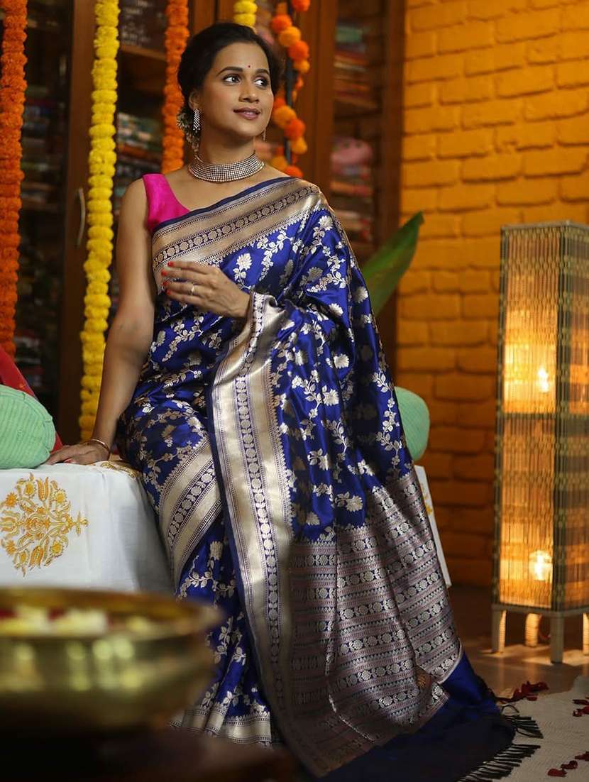 women self design banarasi saree with blouse - 22554681 -  Standard Image - 4