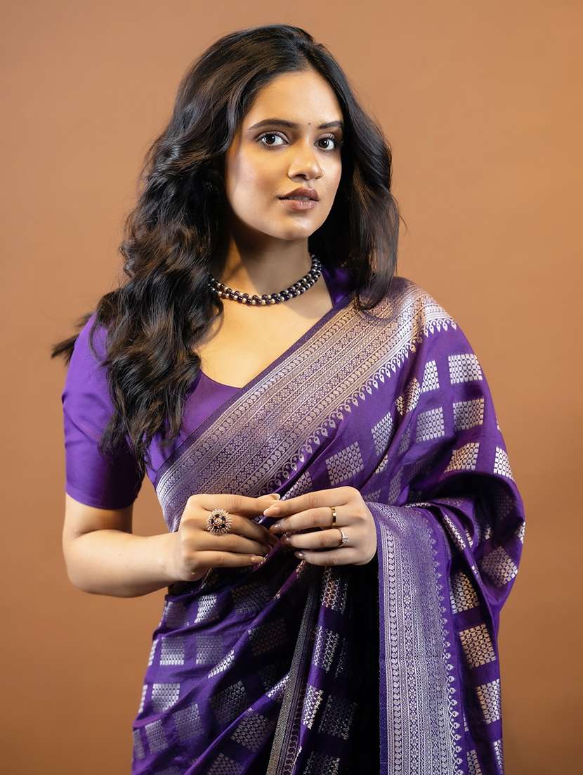 women self design banarasi saree with blouse - 22554743 -  Standard Image - 1