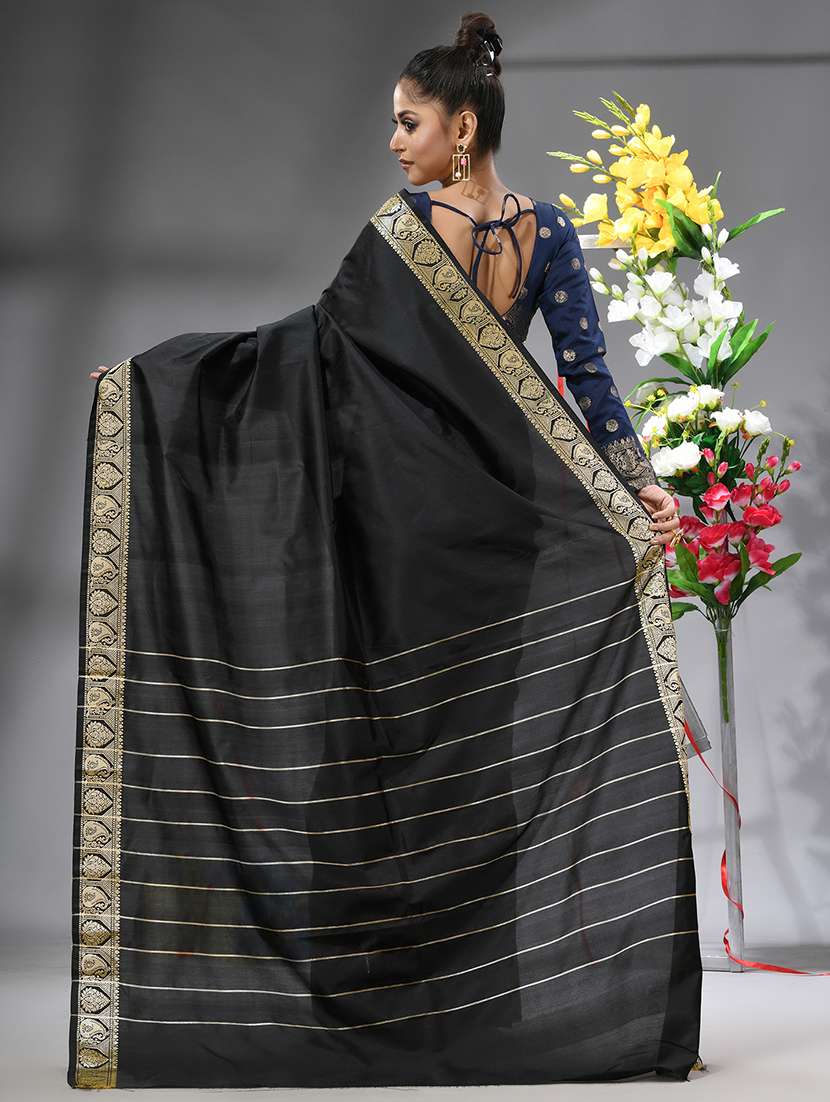 women solid with bordered saree - 22555013 -  Standard Image - 4