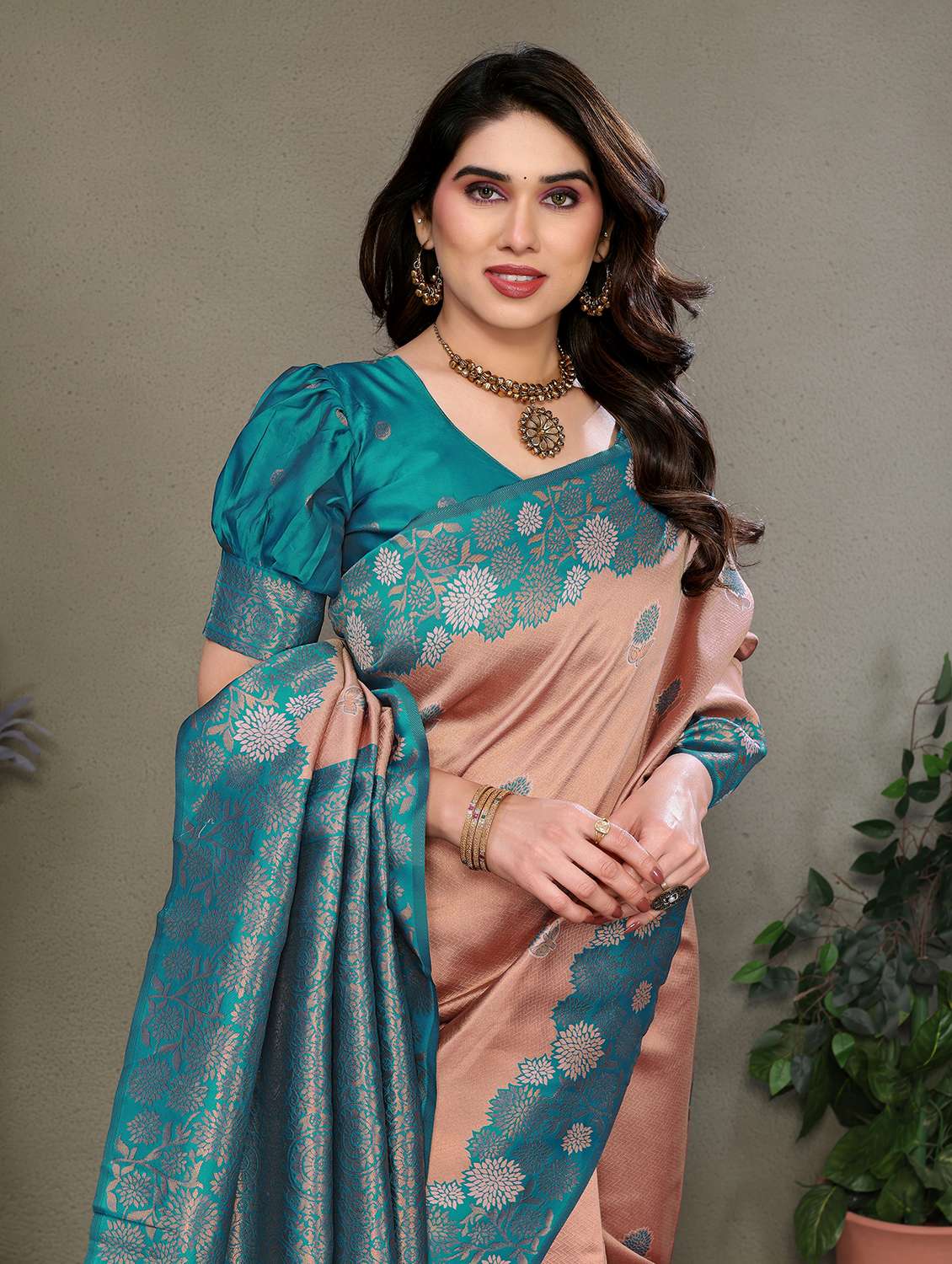 women self design banarasi saree with blouse - 22562792 -  Standard Image - 1