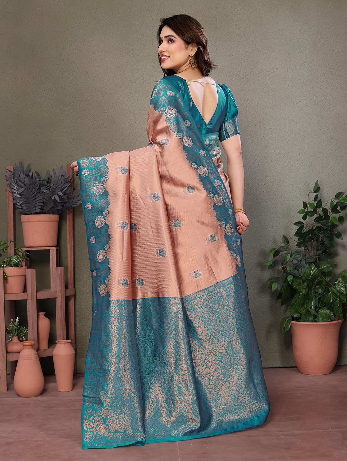 women self design banarasi saree with blouse - 22562792 -  Standard Image - 4