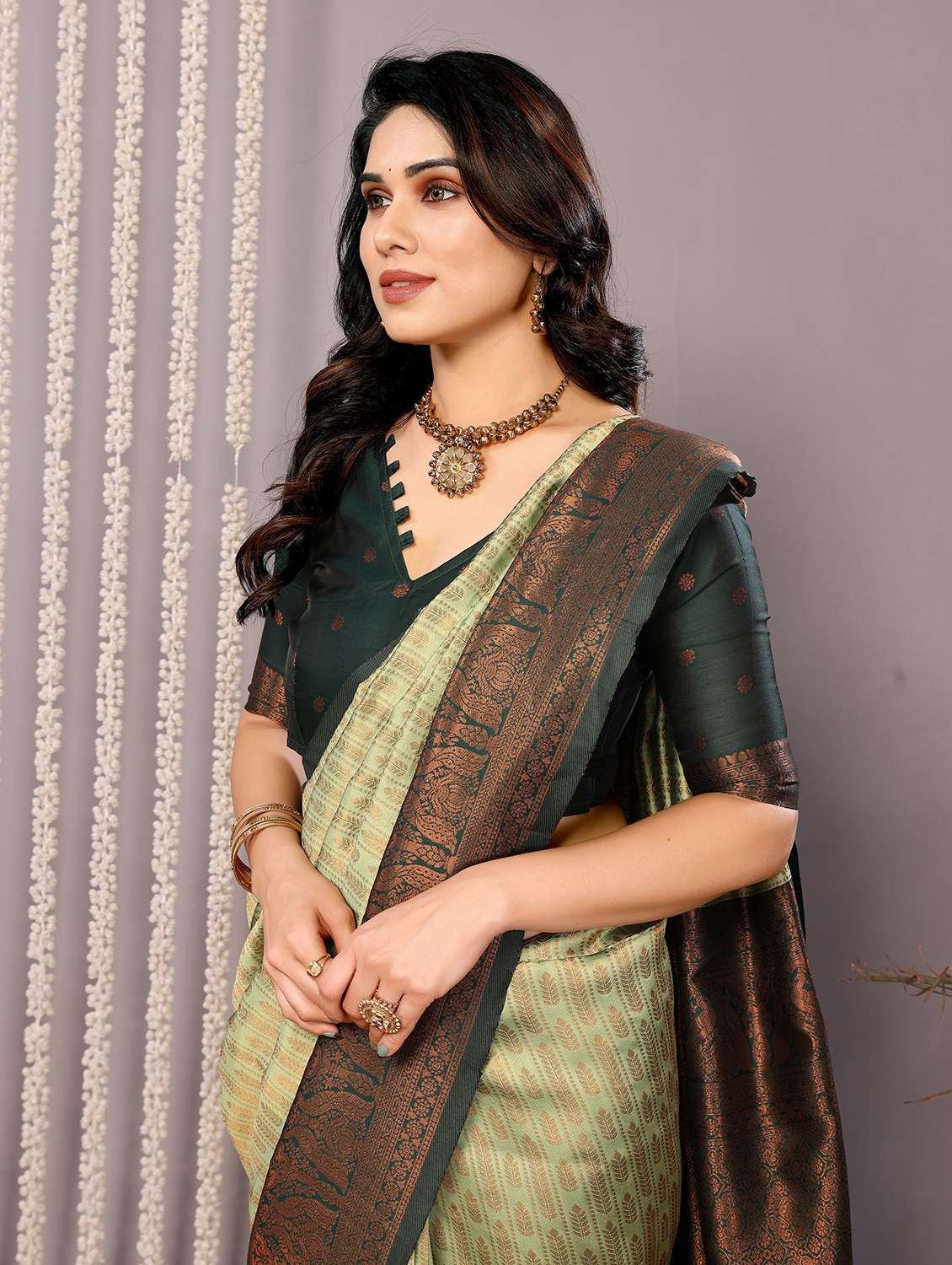 Women Self Design Banarasi Saree With Blouse - 22562795 -  Standard Image - 1