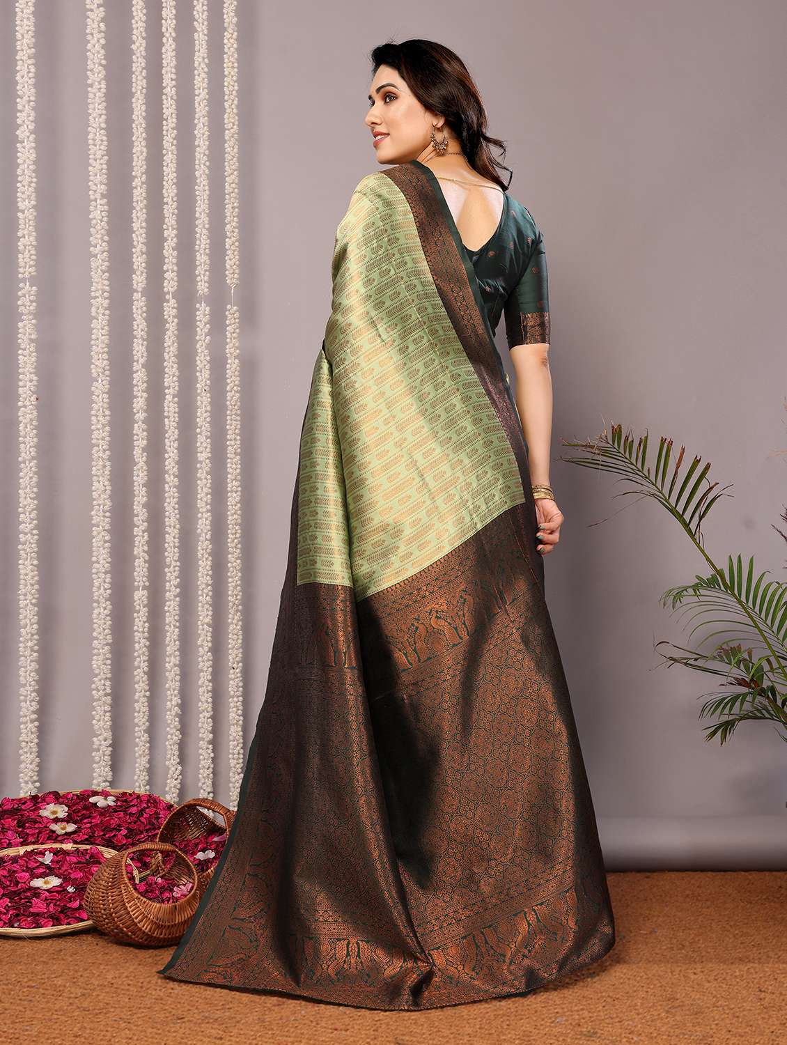 Women Self Design Banarasi Saree With Blouse - 22562795 -  Standard Image - 4