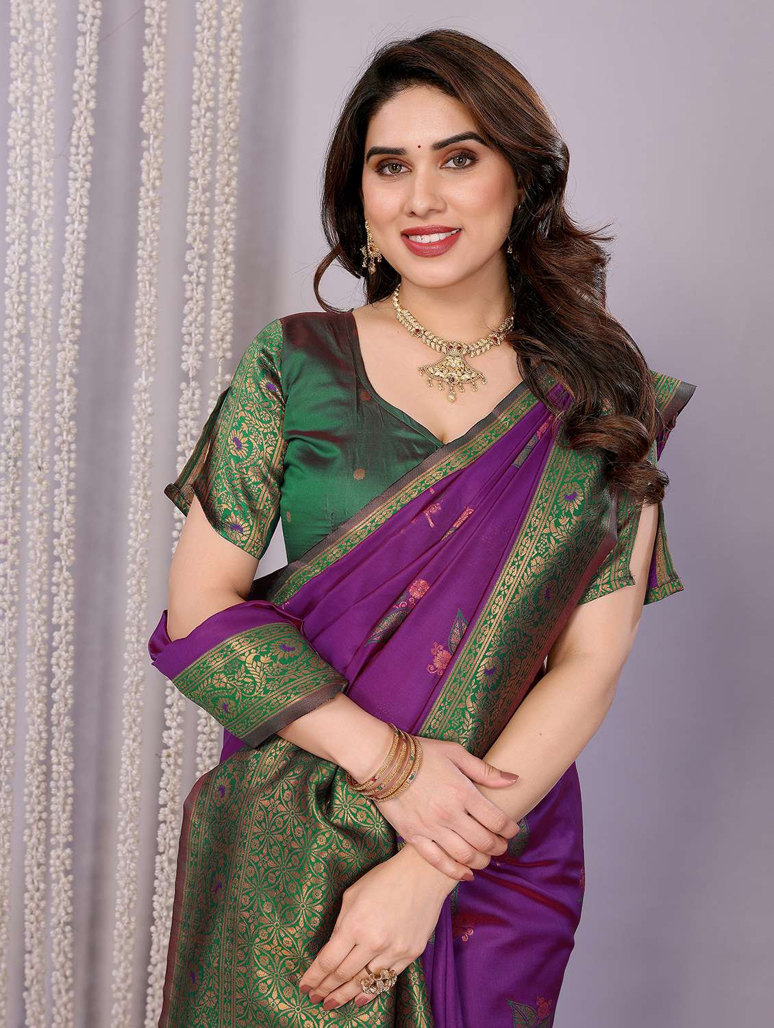 women self design banarasi saree with blouse - 22562851 -  Standard Image - 1