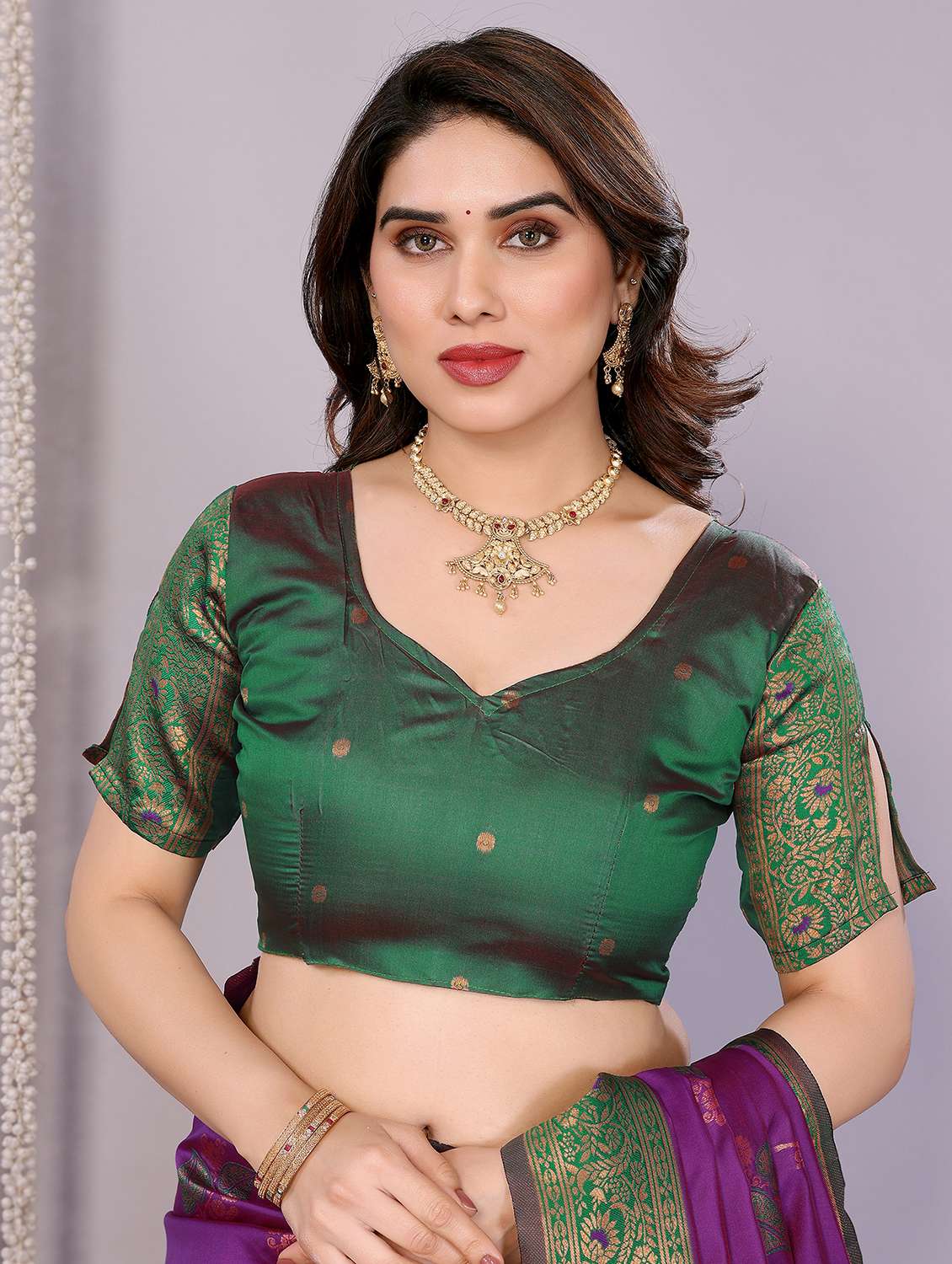 women self design banarasi saree with blouse - 22562851 -  Standard Image - 4