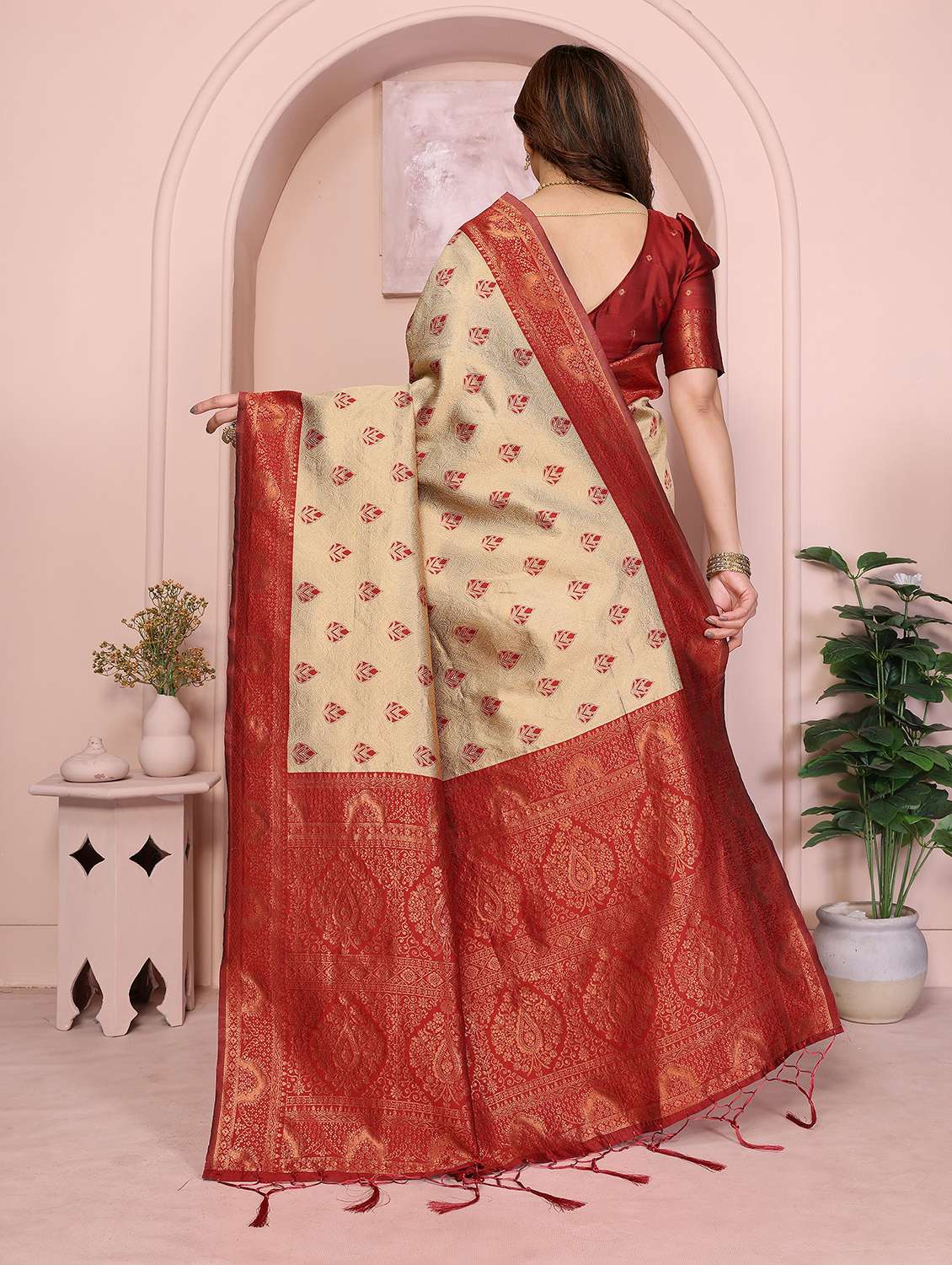 women self design banarasi saree with blouse - 22562883 -  Standard Image - 1
