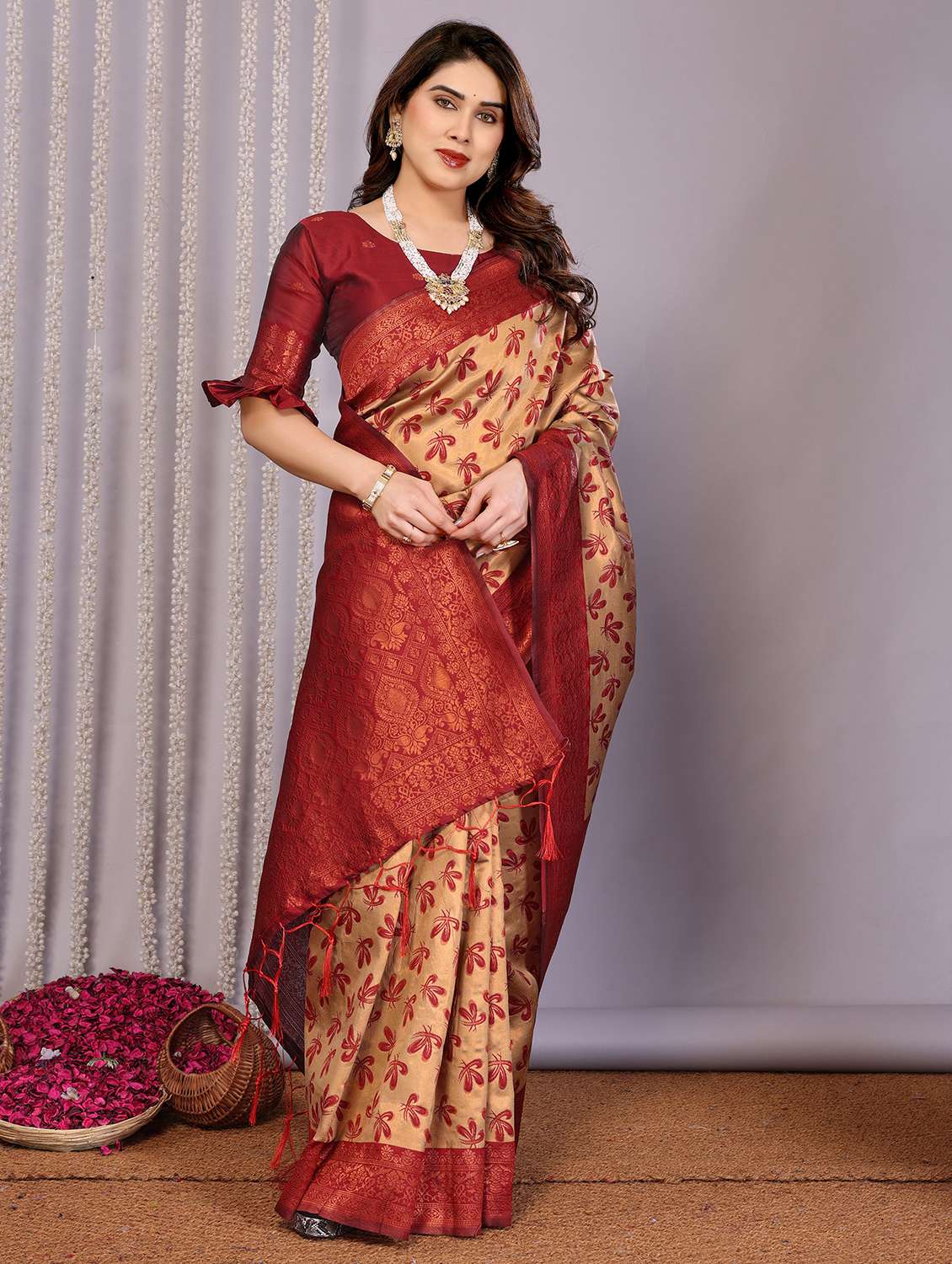 women self design banarasi saree with blouse - 22562897 -  Standard Image - 1