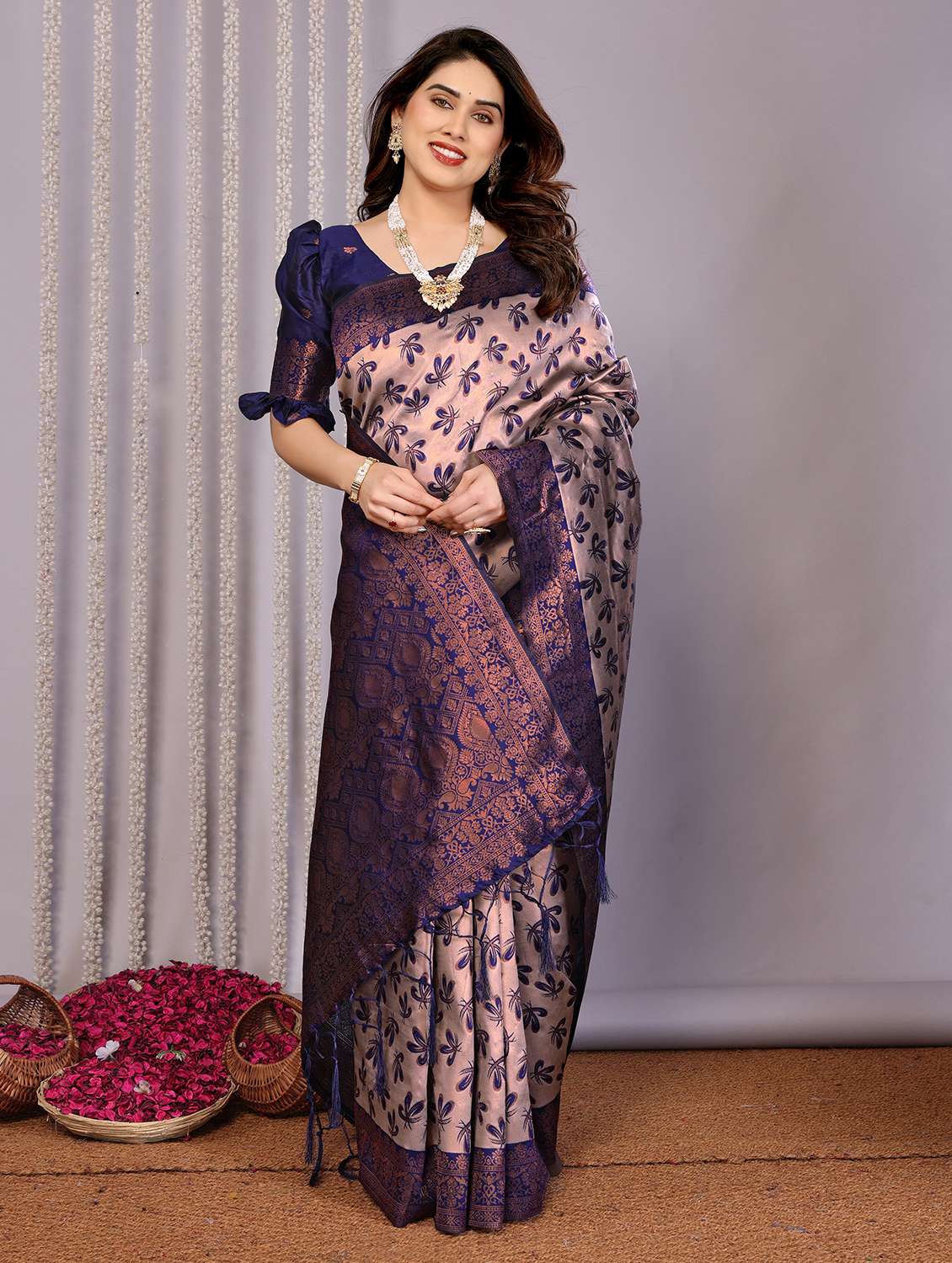 women self design banarasi saree with blouse - 22562902 -  Standard Image - 1