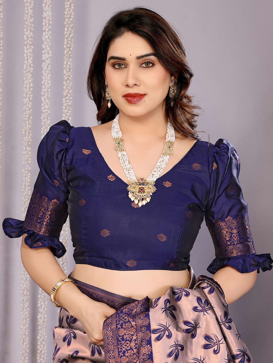 women self design banarasi saree with blouse - 22562902 -  Standard Image - 4