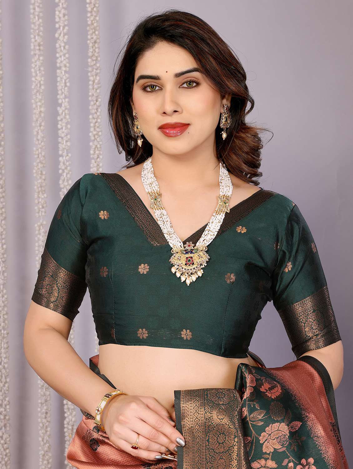 women self design banarasi saree with blouse - 22562907 -  Standard Image - 4
