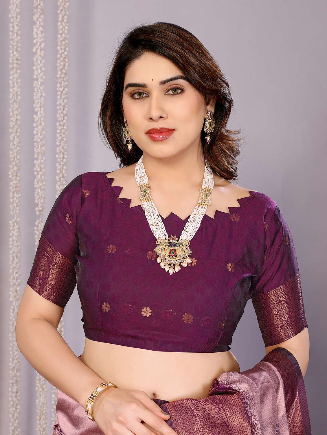women self design banarasi saree with blouse - 22562908 -  Standard Image - 4