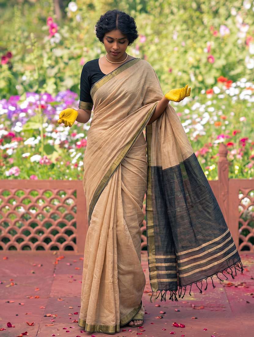 women solid with bordered saree with blouse