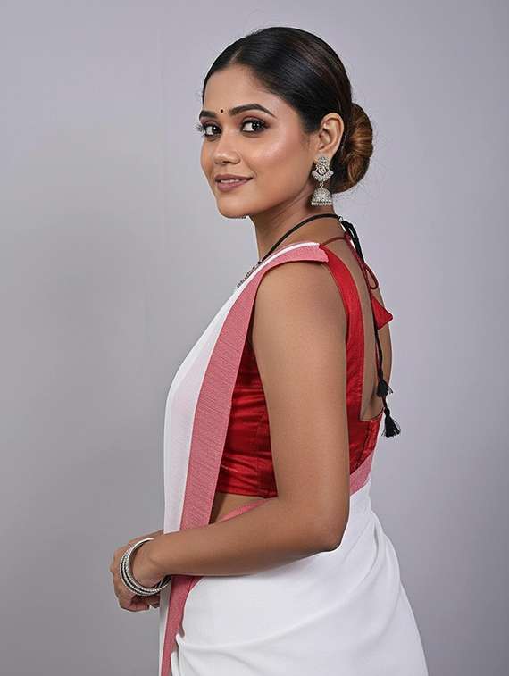 women solid with bordered handloom saree - 22565339 -  Standard Image - 1