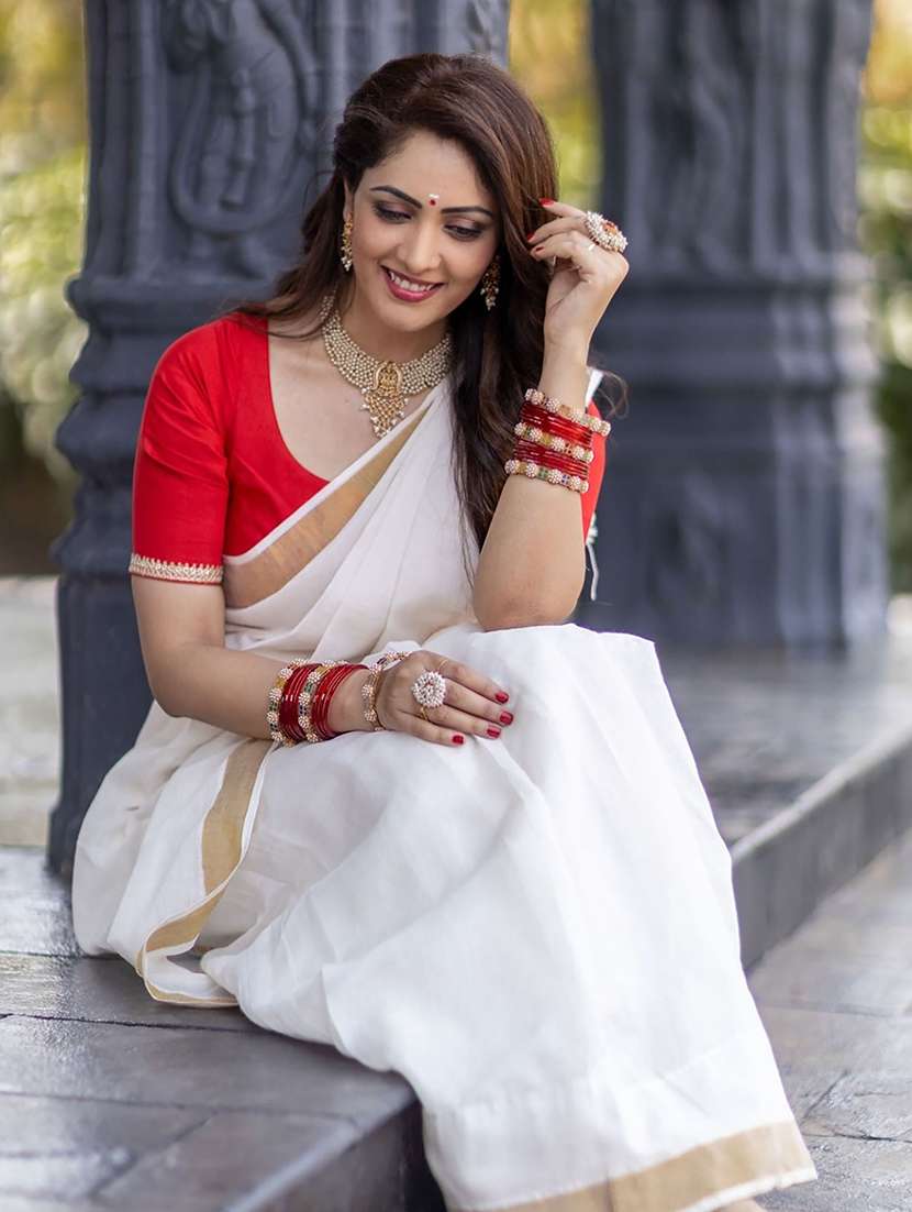 women solid with bordered kasavu saree with blouse