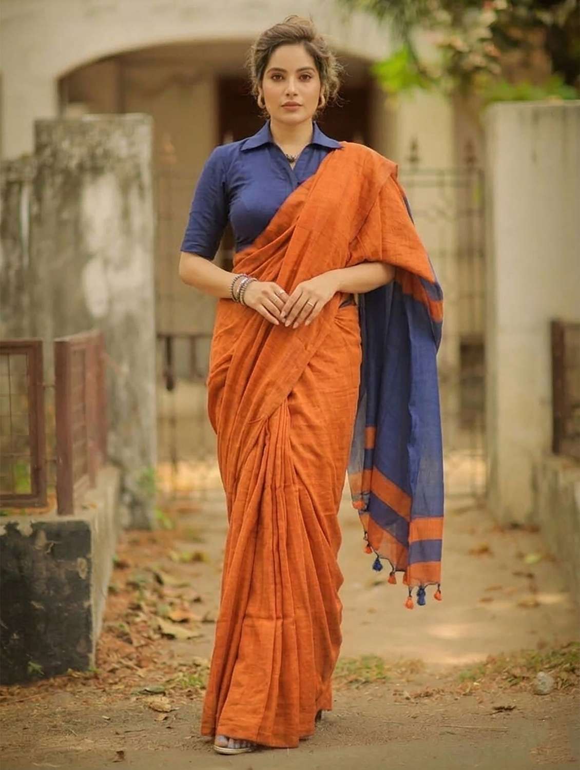 Women Solid Handloom Saree With Blouse - 22565756 -  Standard Image - 1