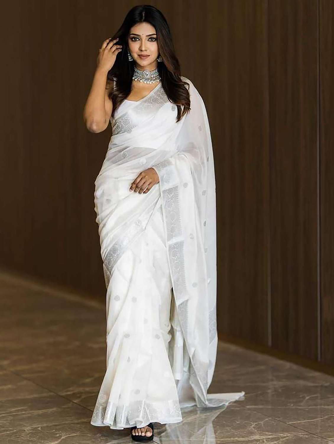women self design bordered saree with blouse