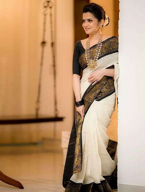 women solid with bordered saree with blouse