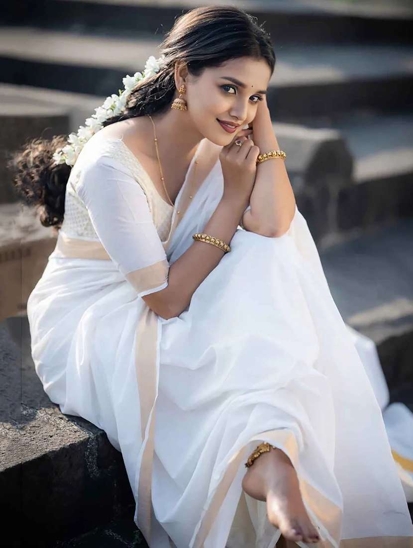 women solid with bordered kasavu saree with blouse - 22565882 -  Standard Image - 1