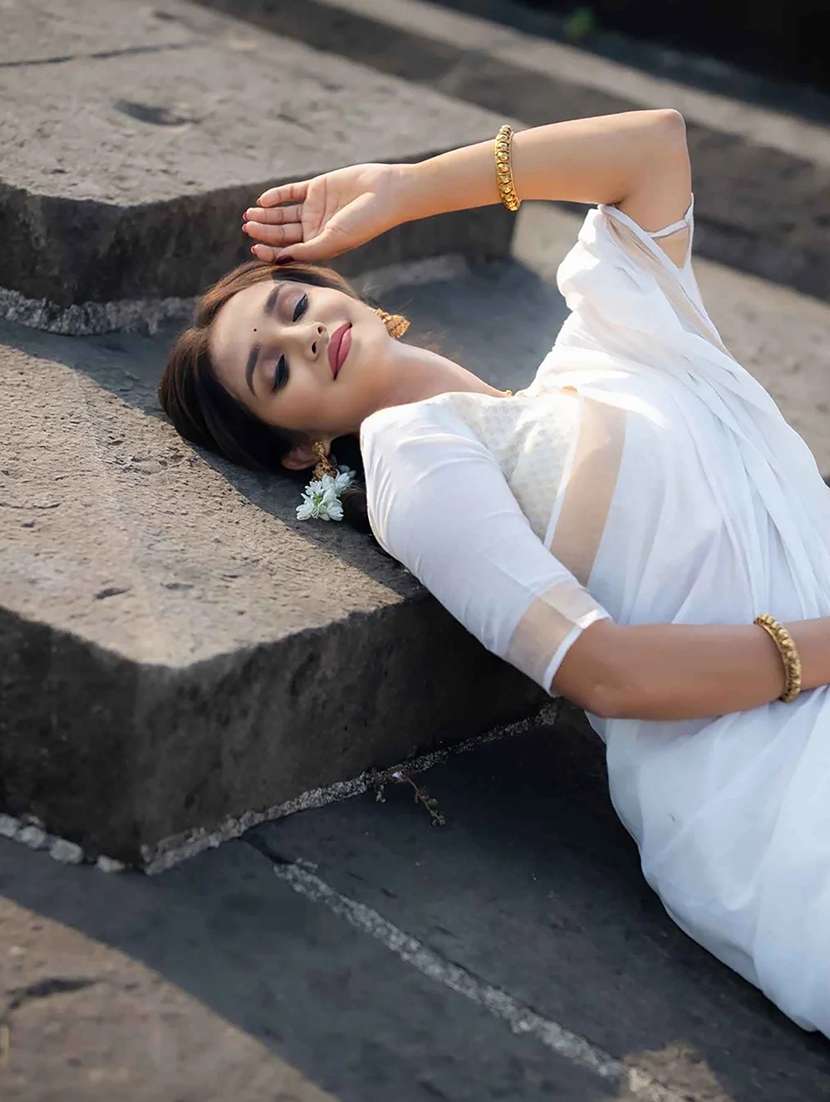 women solid with bordered kasavu saree with blouse - 22565882 -  Standard Image - 4