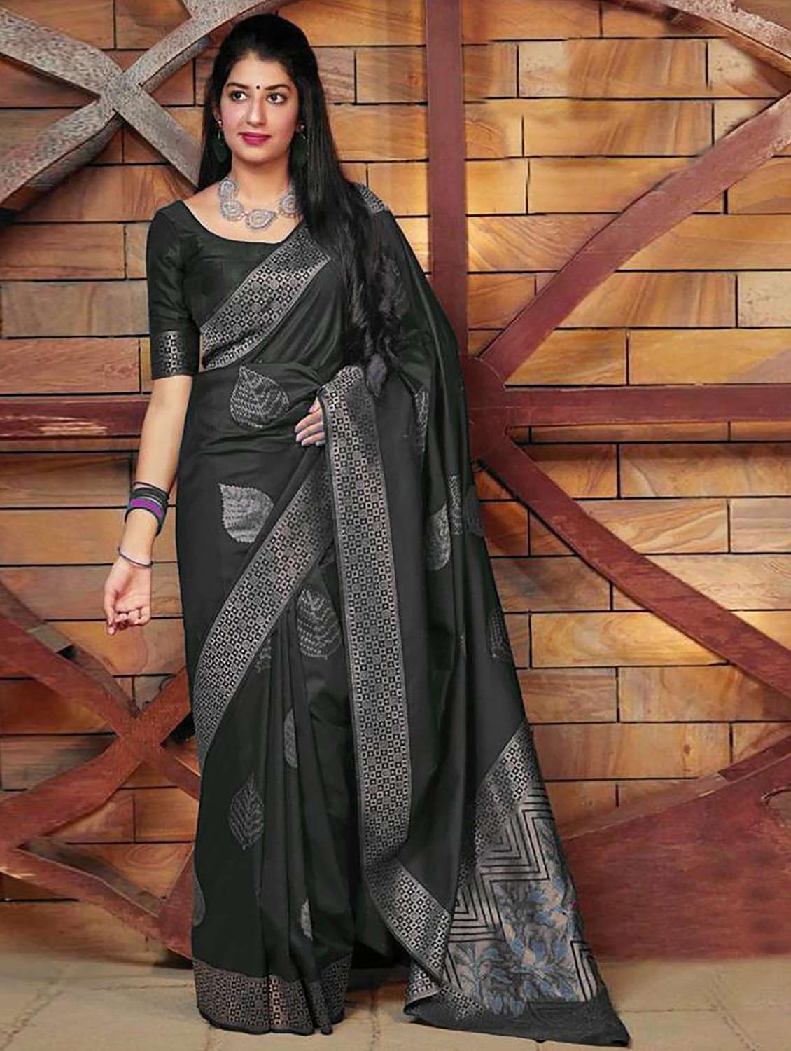 women self design banarasi saree