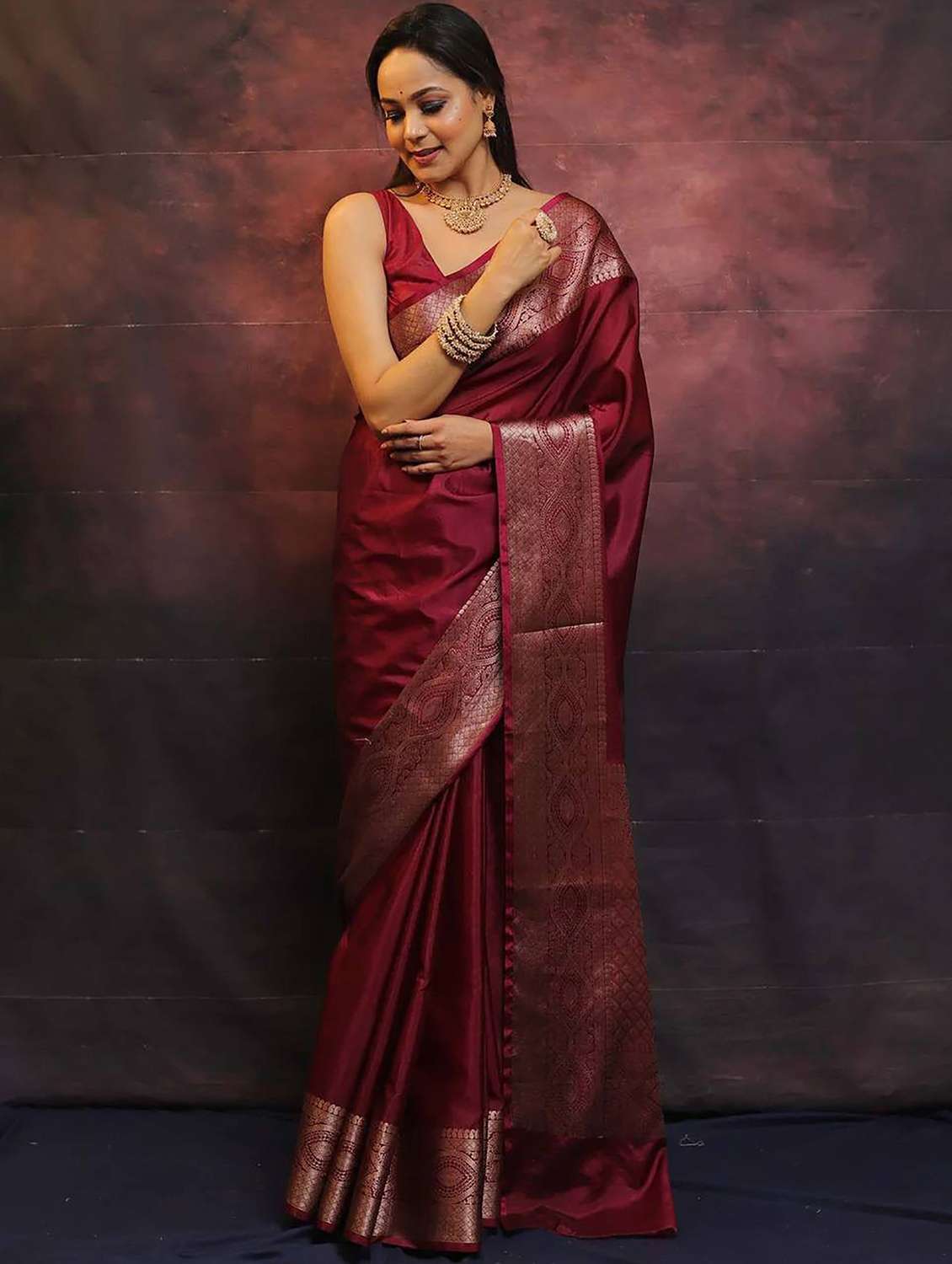 women solid with bordered saree with blouse