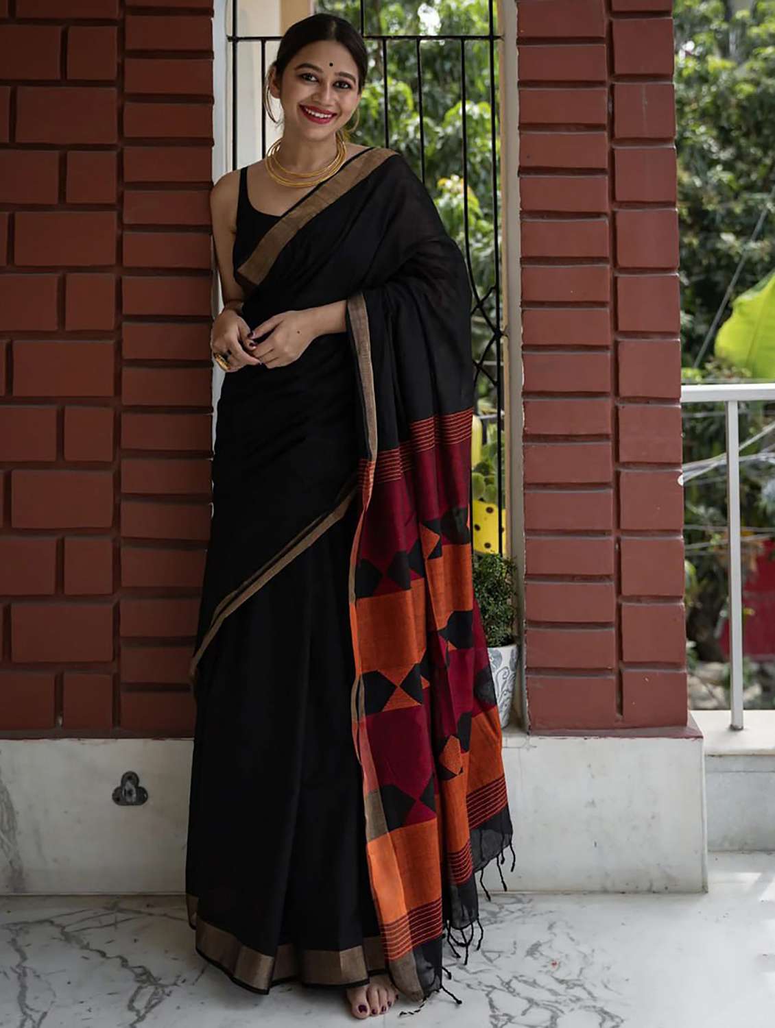 women solid with bordered handloom saree with blouse
