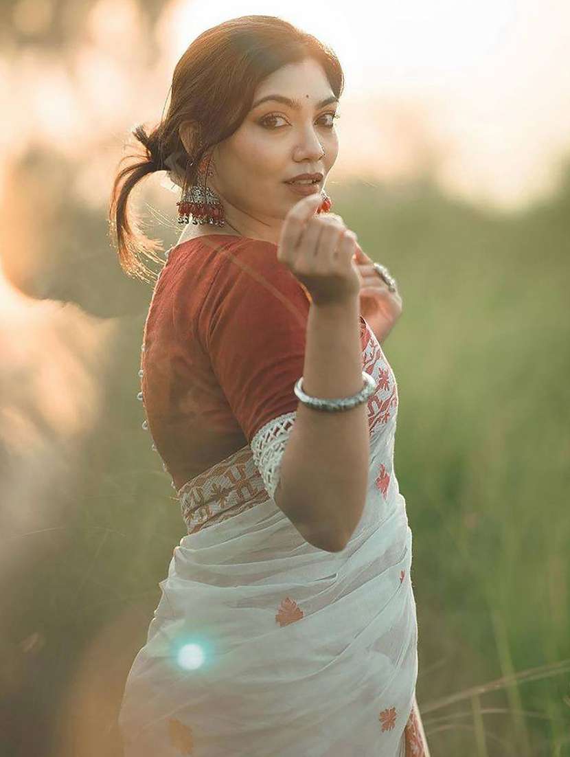 women self design handloom saree with blouse - 22566143 -  Standard Image - 1