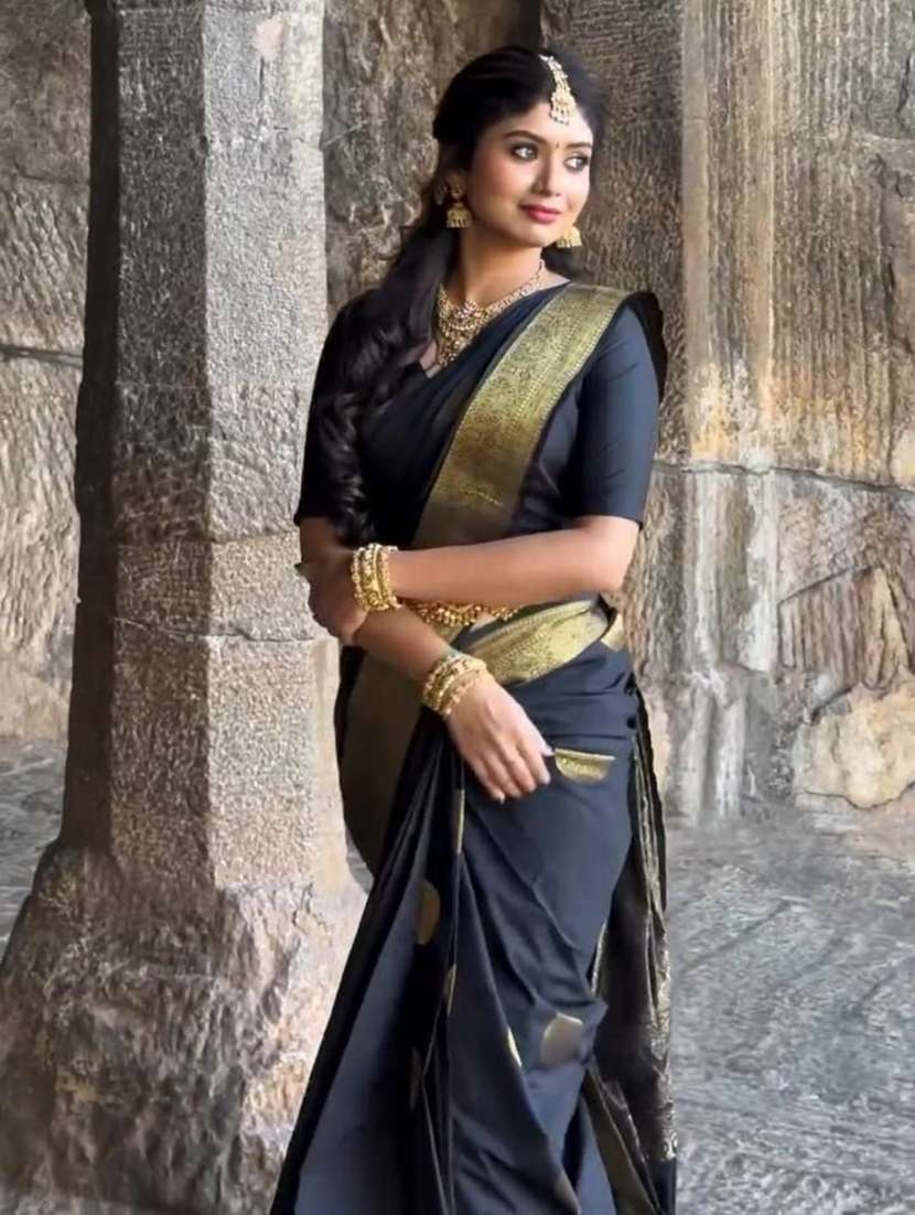 Women Self Design Banarasi Saree - 22566290 -  Standard Image - 1