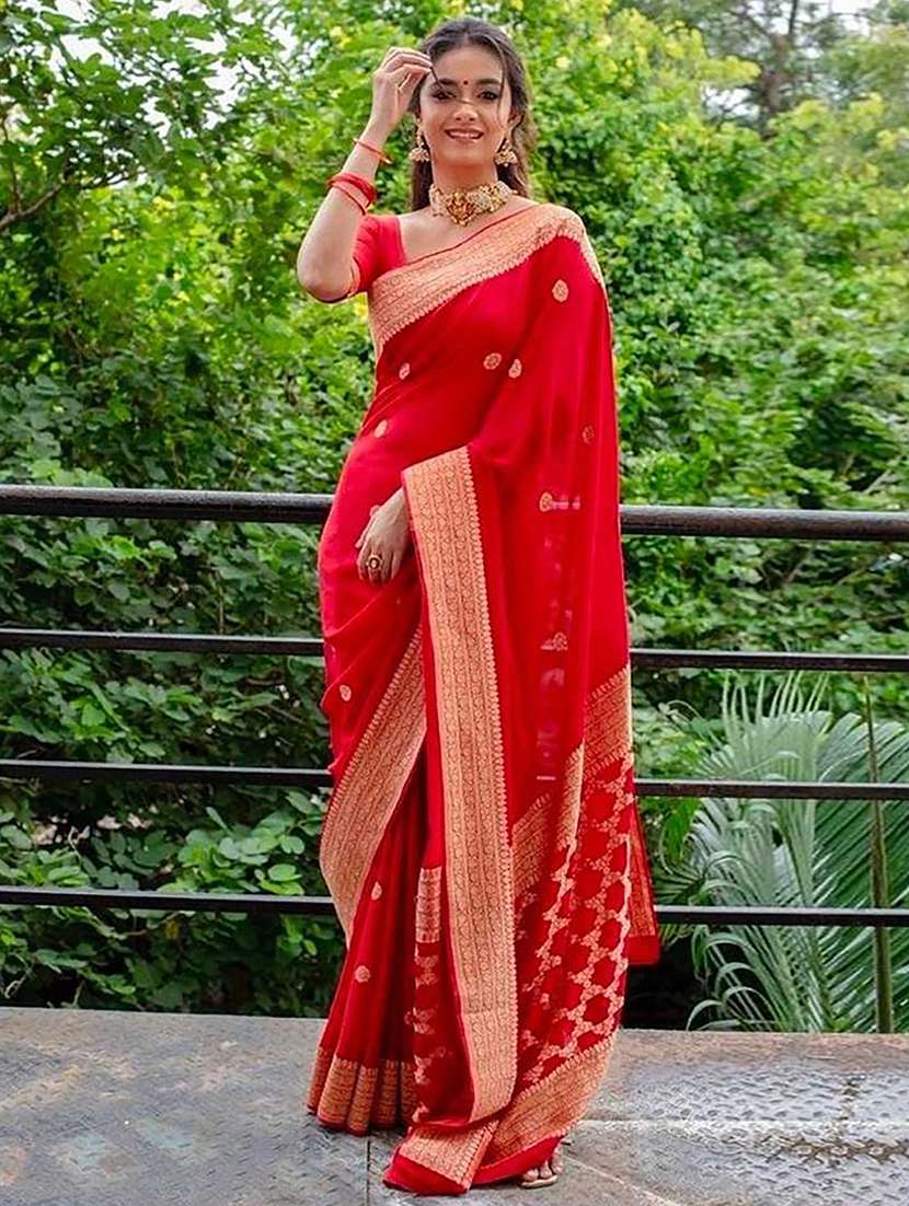 women self design bordered saree with blouse