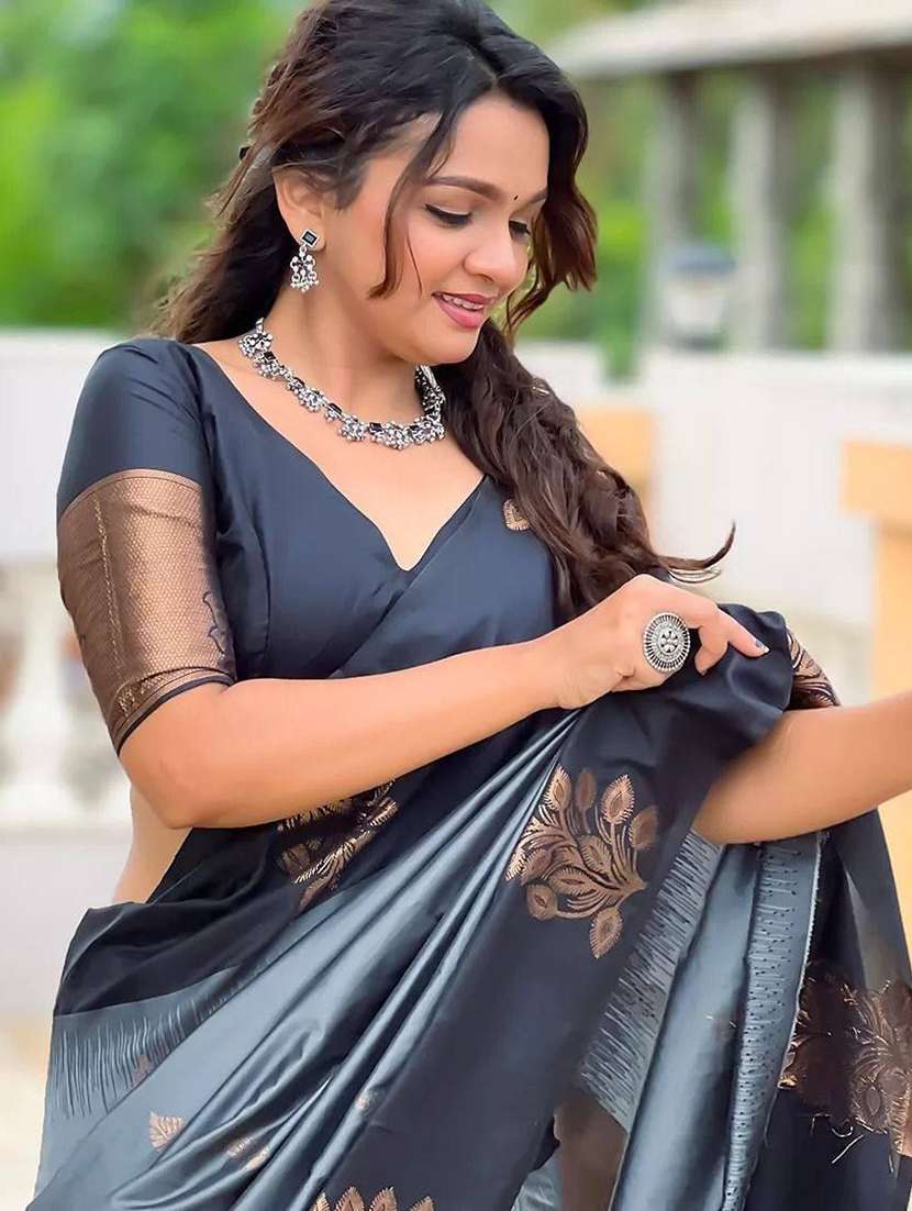 women self design banarasi saree with blouse - 22567059 -  Standard Image - 4