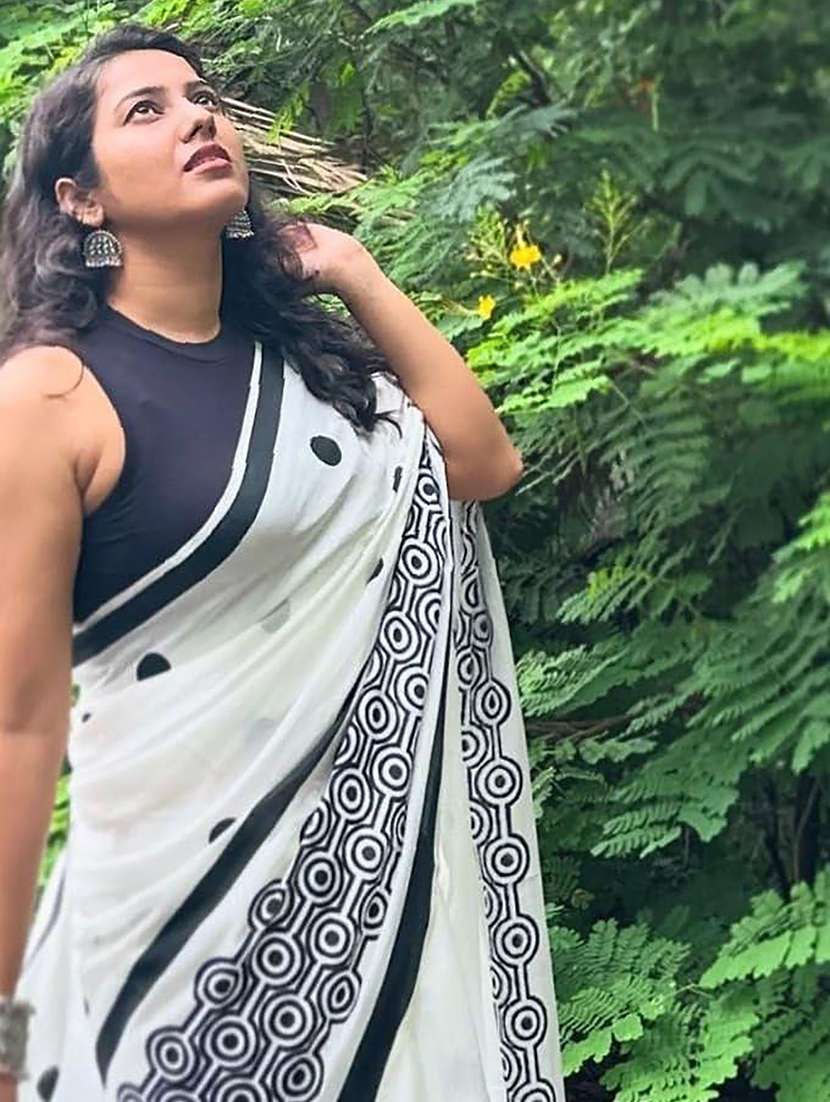 women printed casual wear saree with blouse - 22567110 -  Standard Image - 1